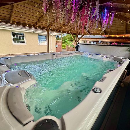 Finn Village "Mountain View Cottage" Private Garden, 9-Seater Hot Tub, Firepit & Pizza Stove Drymen Exterior foto