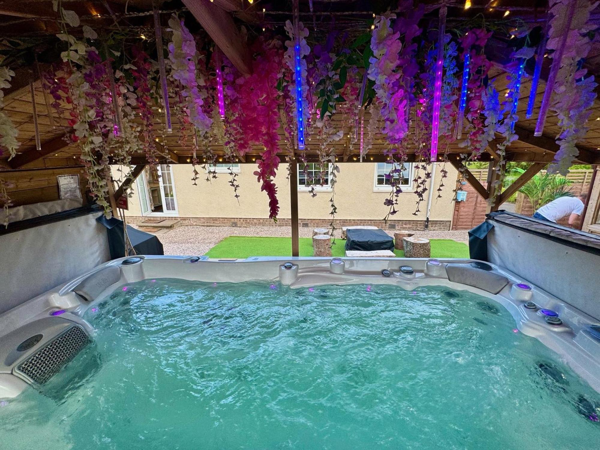 Finn Village "Mountain View Cottage" Private Garden, 9-Seater Hot Tub, Firepit & Pizza Stove Drymen Exterior foto